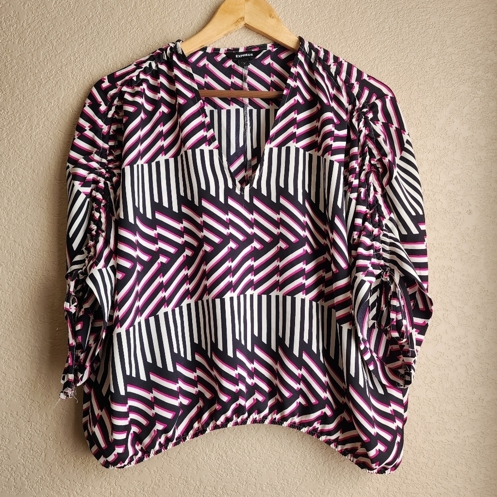 Express pink white black Geometric Retro Print short sleeve blouse size M